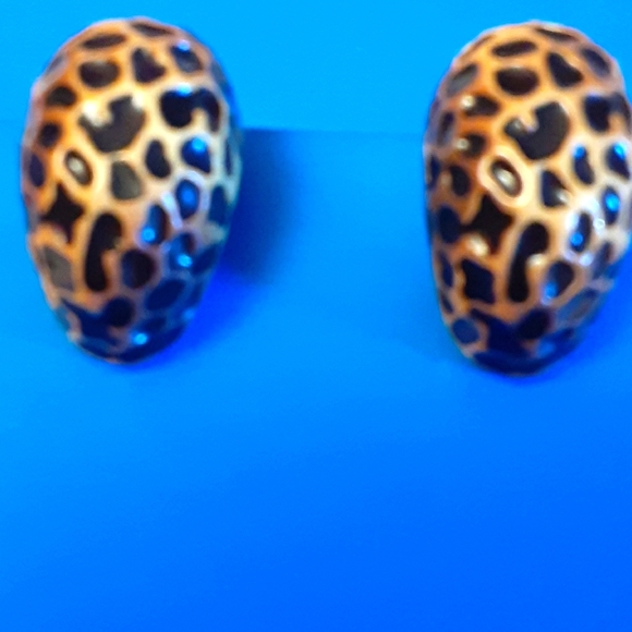 KENNETH JAY LANE EARRINGS Clip Dome  Leopard - Picture 2 of 3